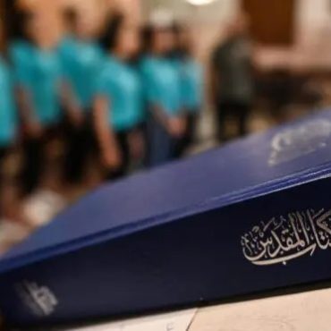 Cristão perseguido no Laos transforma dor em missão e ensina crianças usando a Bíblia