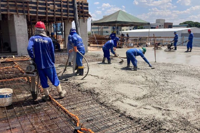 o setor absorve cerca de 3 milhões de trabalhadores formais (com carteira assinada), o que representa aproximadamente 6,2% a 7% da força de trabalho formal brasileira